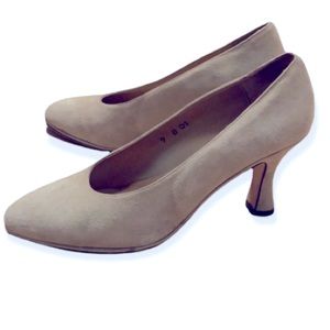 Bloomingdale’s Made in Spain Suede pumps